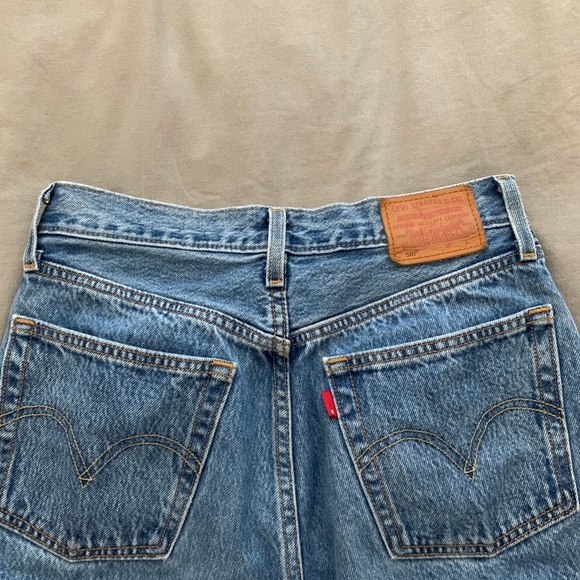 Levi’s 501 Crop Jeans - Picture 2 of 3